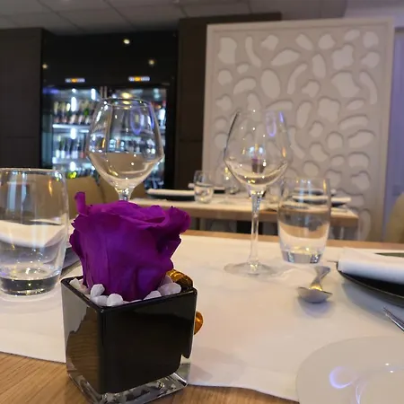 The Originals Boutique, Le Lion D'or, Fougères Ouest Hotel Maen Roch